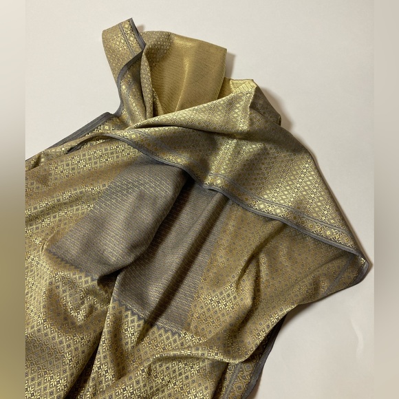 Silk Jacquard Woven Large Shawl Made in India - Picture 5 of 7